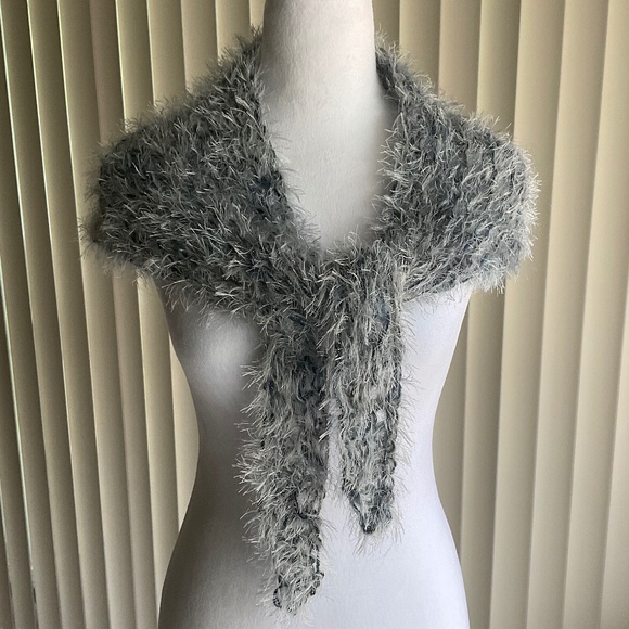 Hand Knitted Triangle Scarf Blue - Picture 1 of 3